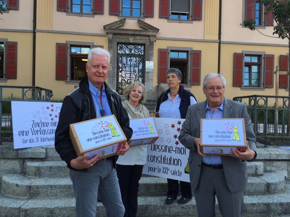 De gauche à droite, Jean-François Lovey, Iris Kuendig, Lina Hosennen-Fux et Jean Zermatten, co-président(e)s du comité d'initiative lors de la remise à la chancellerie des 8000 signatures demandant la refonte totale de la constitution valaisanne.
