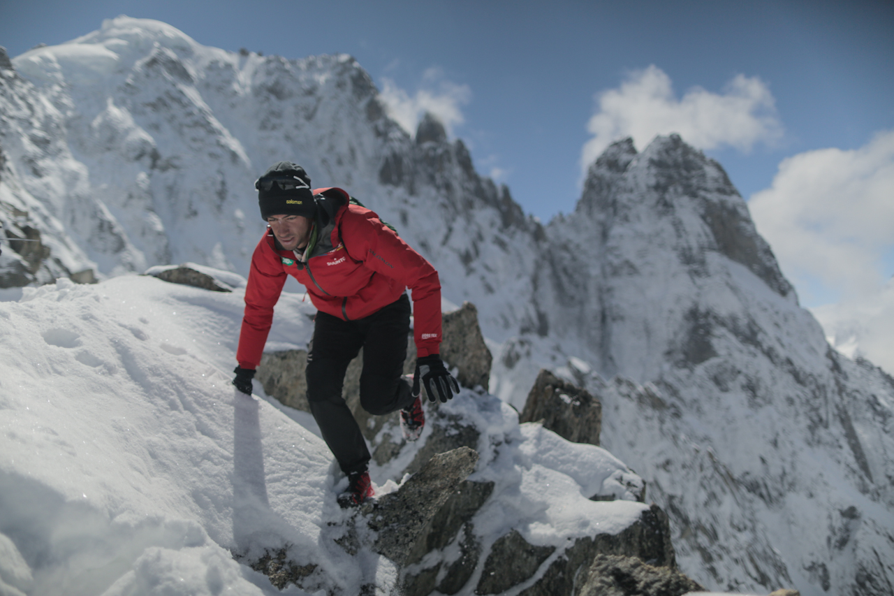 Kilian Jornet, ici dans le massif du Mont-Blanc, repousse sa tentative à l'Everest.