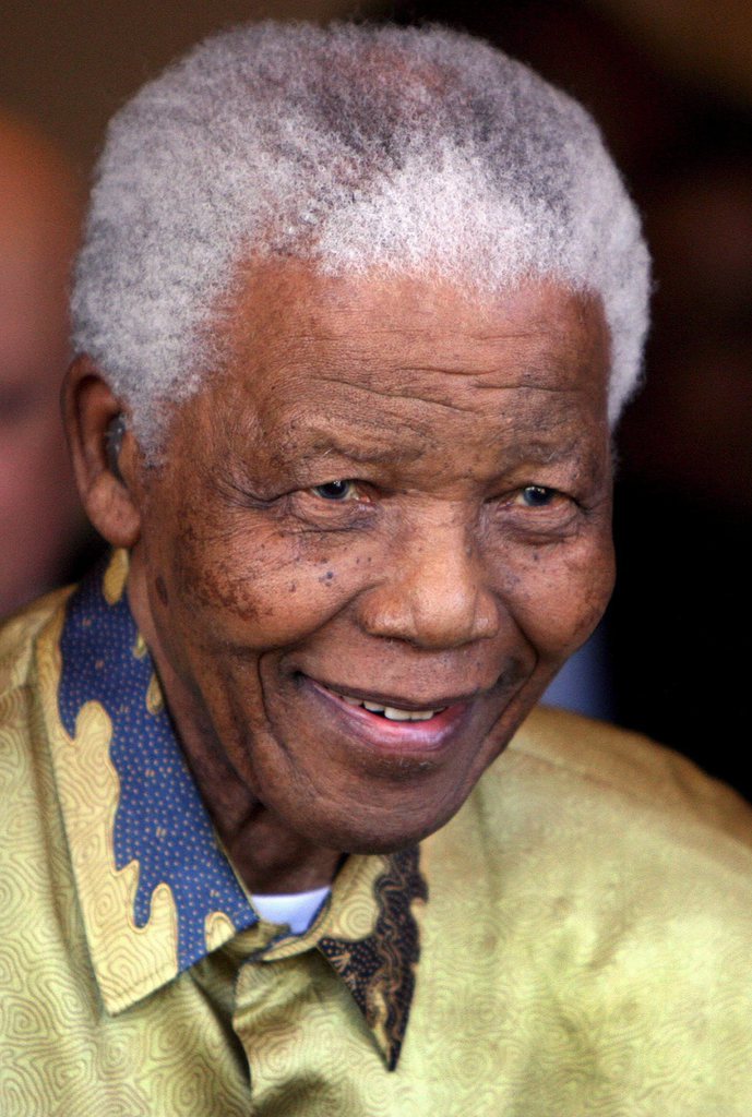 Nelson Mandela, président de 1994 à 1999 après avoir passé 27 ans dans les geôles du régime raciste de l'apartheid, s'est retiré de la vie politique en 2004.