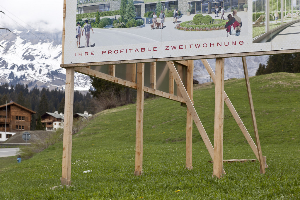 Projekttafel fuer Zweitwohnungen in unverbauter Wiese in Laax, am Dienstag, 1. Mai 2012. (KEYSTONE/Arno Balzarini)