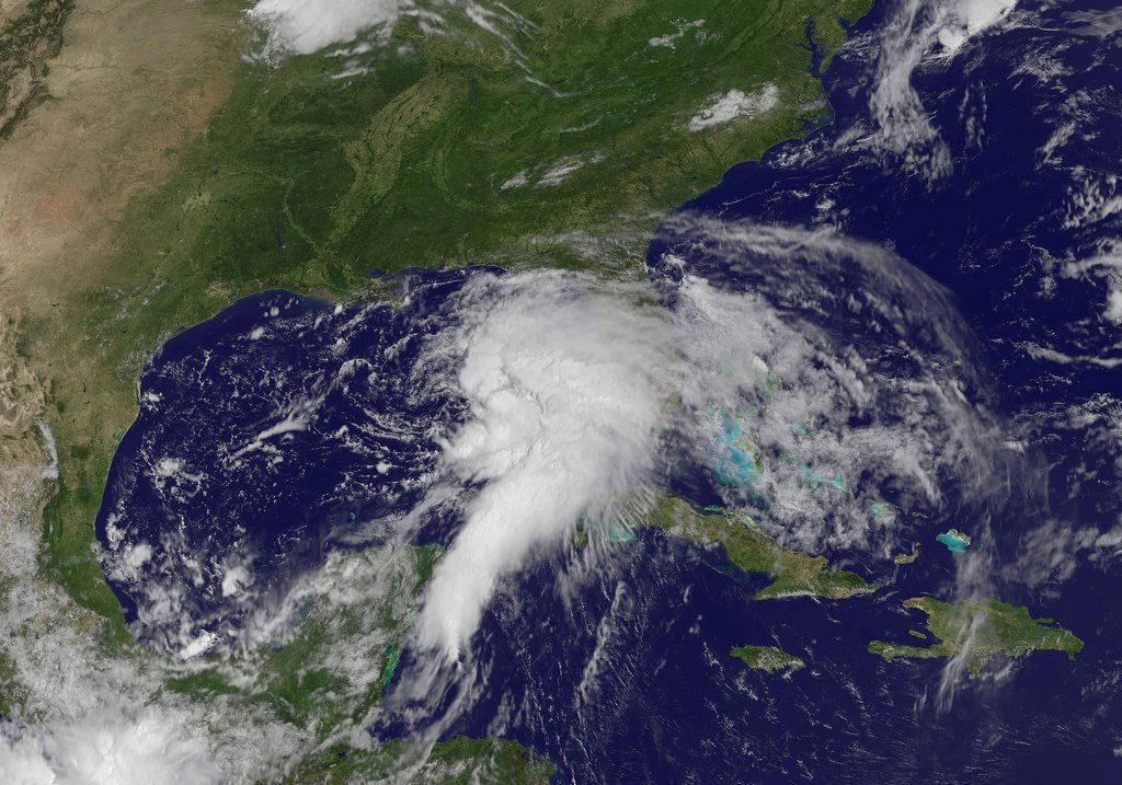 Debby recouvre une bonne partie de l'est du golfe du Mexique, à l'heure actuelle, et son oeil se situe à 346 kilomètres au sud-sud-est de l'embouchure du Mississippi. 