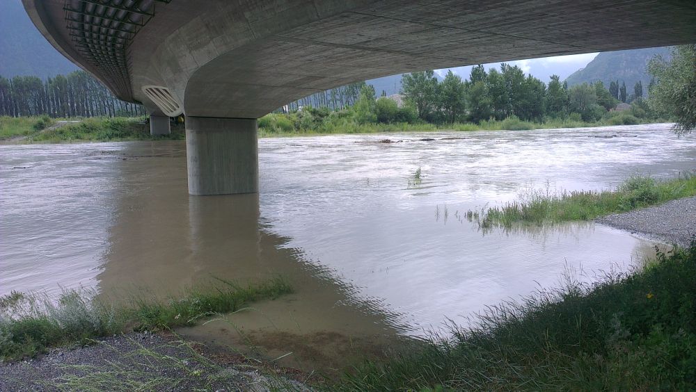 Le Rhône en crue à Fully.