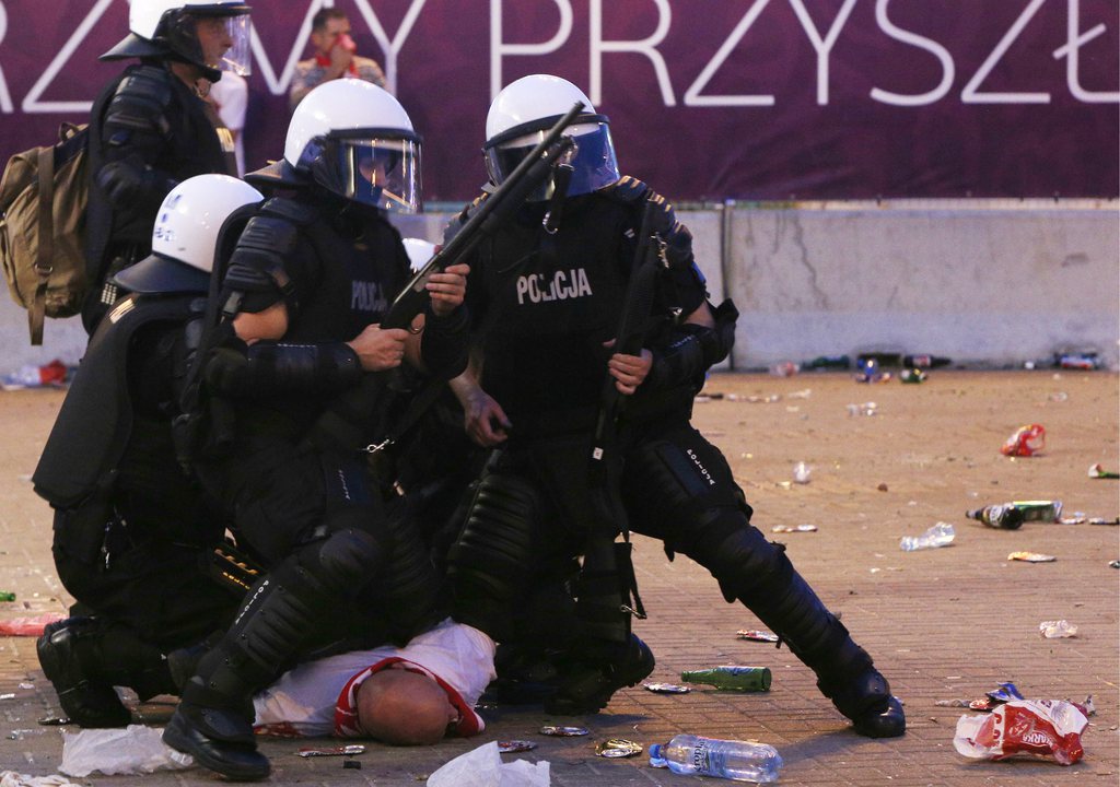 Les forces de police arrête un supporteur polonais en marge du match Pologne-Russie.
