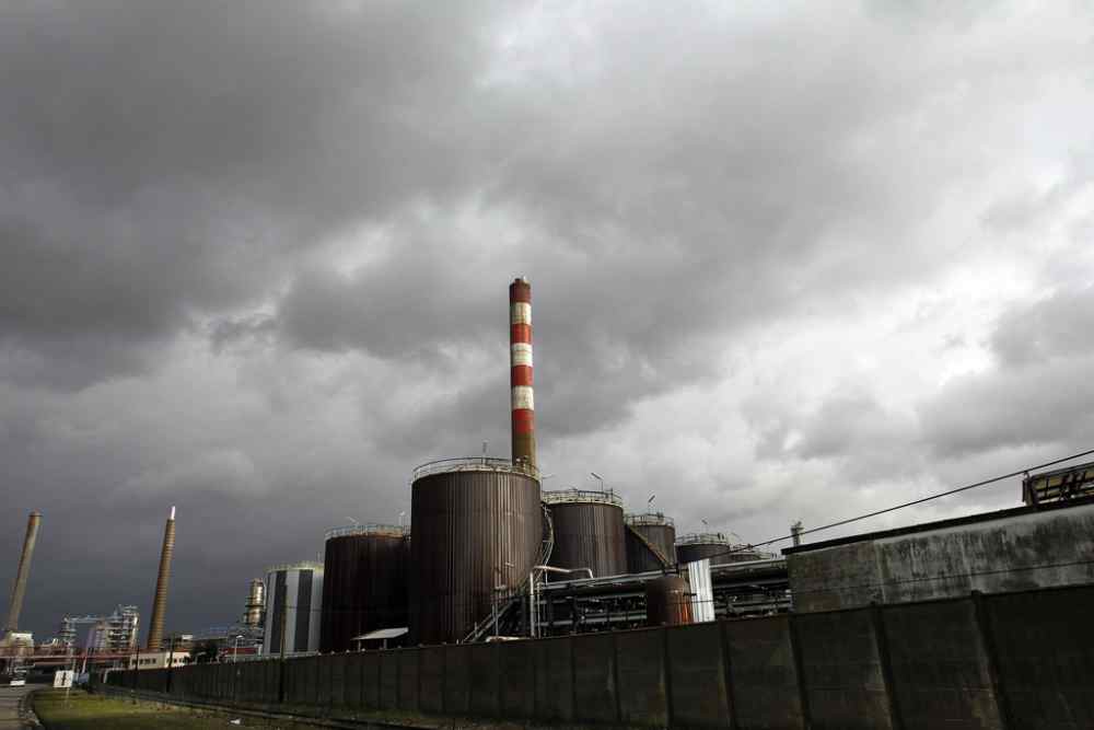 La raffinerie Petroplus de Petit-Couronne qui emploie 550 salariés redémarre aujourd'hui. Elle était à l'arrêt depuis début janvier, faute d'approvisionnement brut, à la suite de la faillite de sa maison mère zougoise.