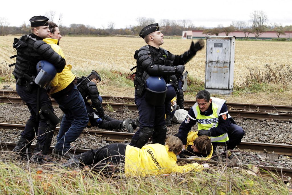 Habituellement les convois de déchets nucléaires attirent les foules écologistes. Ces derniers considèrent ne pas avoir pu protester à cause de l'opacité de l'opération, les autorités estiment que ce sont les vacances qui ont dégonflé les rangs écologistes. 