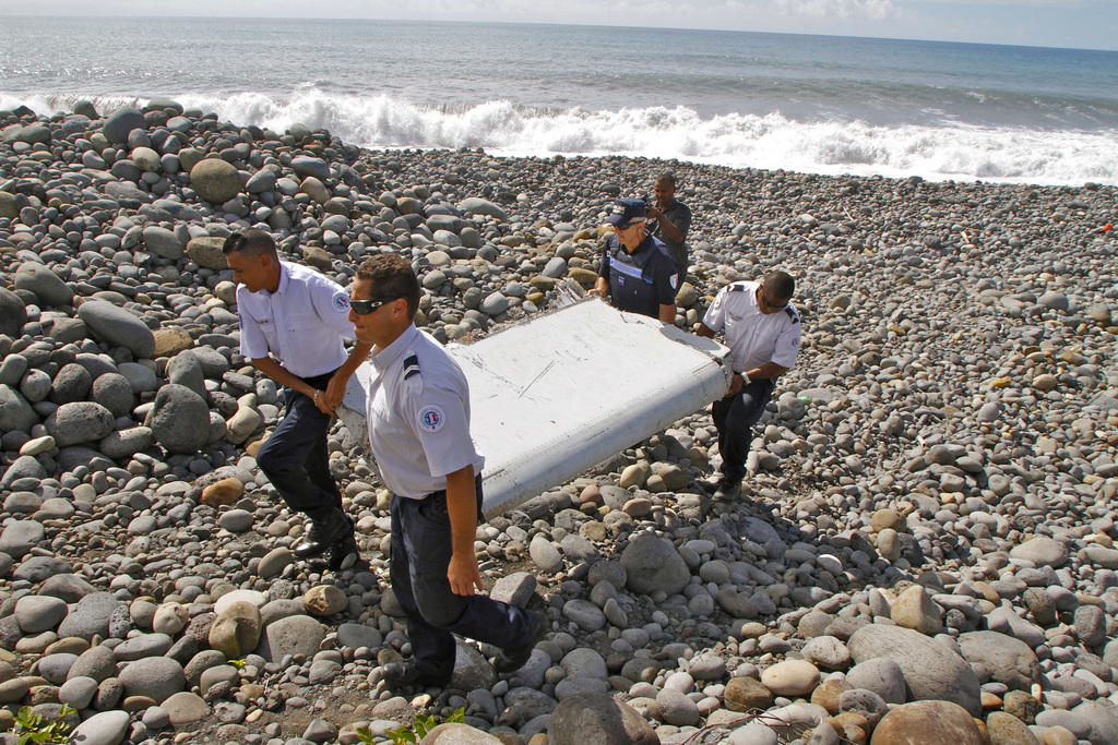 En juillet 2015, des policiers français ont récupéré un morceau de débris, la première trace de Malaysia Airlines Flight 370, à Saint-André, Ile de la Réunion.