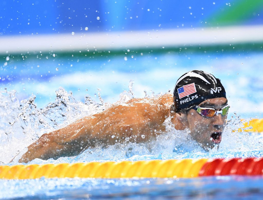Michael Phelps dans ses oeuvres lors du relais 4x100 m quatre nages.