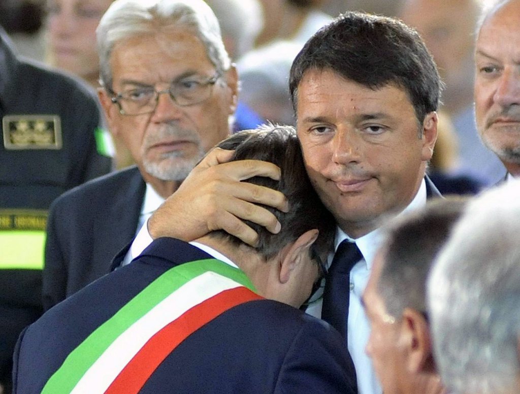 Le premier ministre italien Matteo Renzi assiste aux funérailles à Ascoli Piceno.