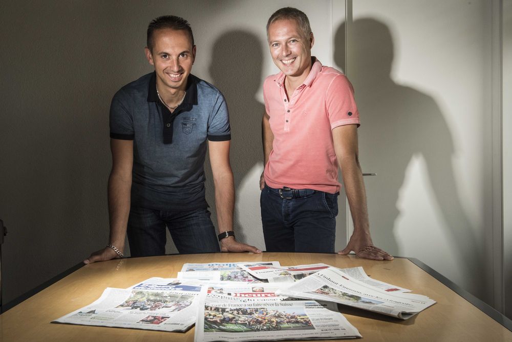 Alain Gay-des-Combes et Cédric Revaz, les deux co-présidents de l'étape de Finhaut du Tour de France, devant une petite partie des articles relatant leur exploit.