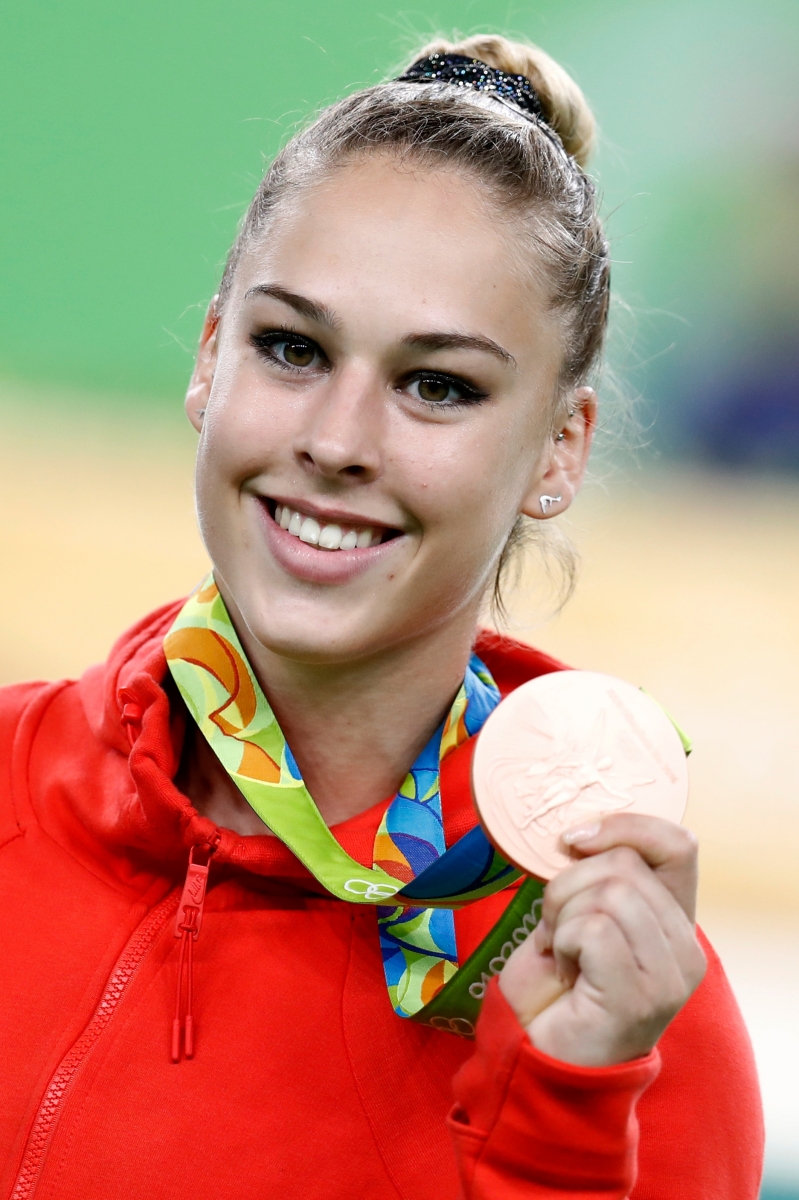 Switzerland's Giulia Steingruber celebrates with the bronze medal after the womenÌs Artistic Gymnastics Vault final in the Rio Olympic Arena in Rio de Janeiro, Brazil, at the Rio 2016 Olympic Summer Games, pictured on Sunday, August 14, 2016. (KEYSTONE/Peter Klaunzer)steingruber BRAZIL RIO OLYMPICS 2016 ARTISTIC GYMNASTICS VAULT