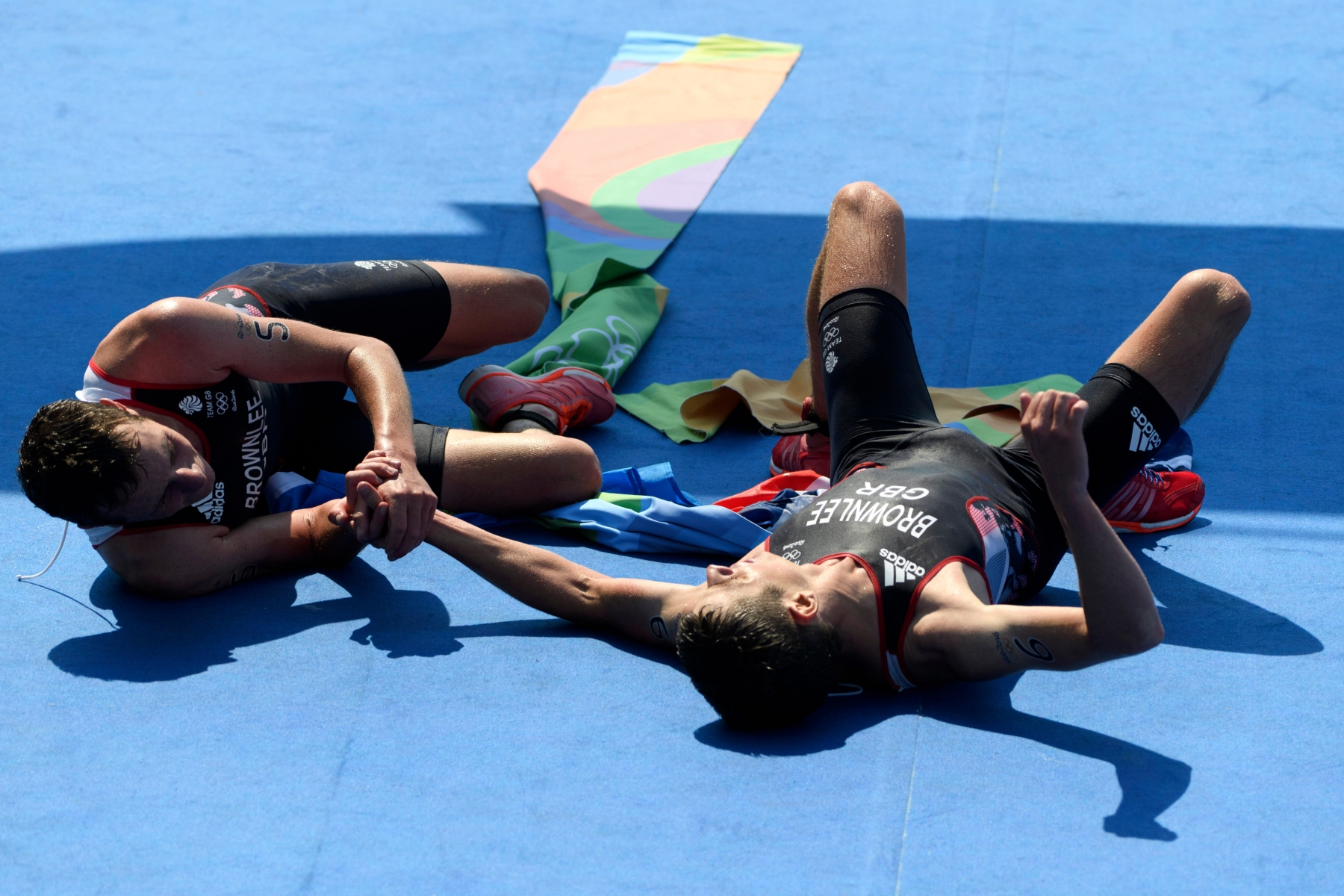 Gold medalist Britain's Alistair Brownlee, left, and his brother, silver medalist Jonathan Brownlee celebrate as they cross the finish line the menâÄÙs Triathlon in Fort Copacabana at the Rio 2016 Olympic Summer Games in Rio de Janeiro, Brazil, pictured on Thursday, August 18, 2016. (KEYSTONE/Laurent Gillieron) BRAZIL RIO OLYMPICS 2016 TRIATHLON TEAM SWITZERLAND