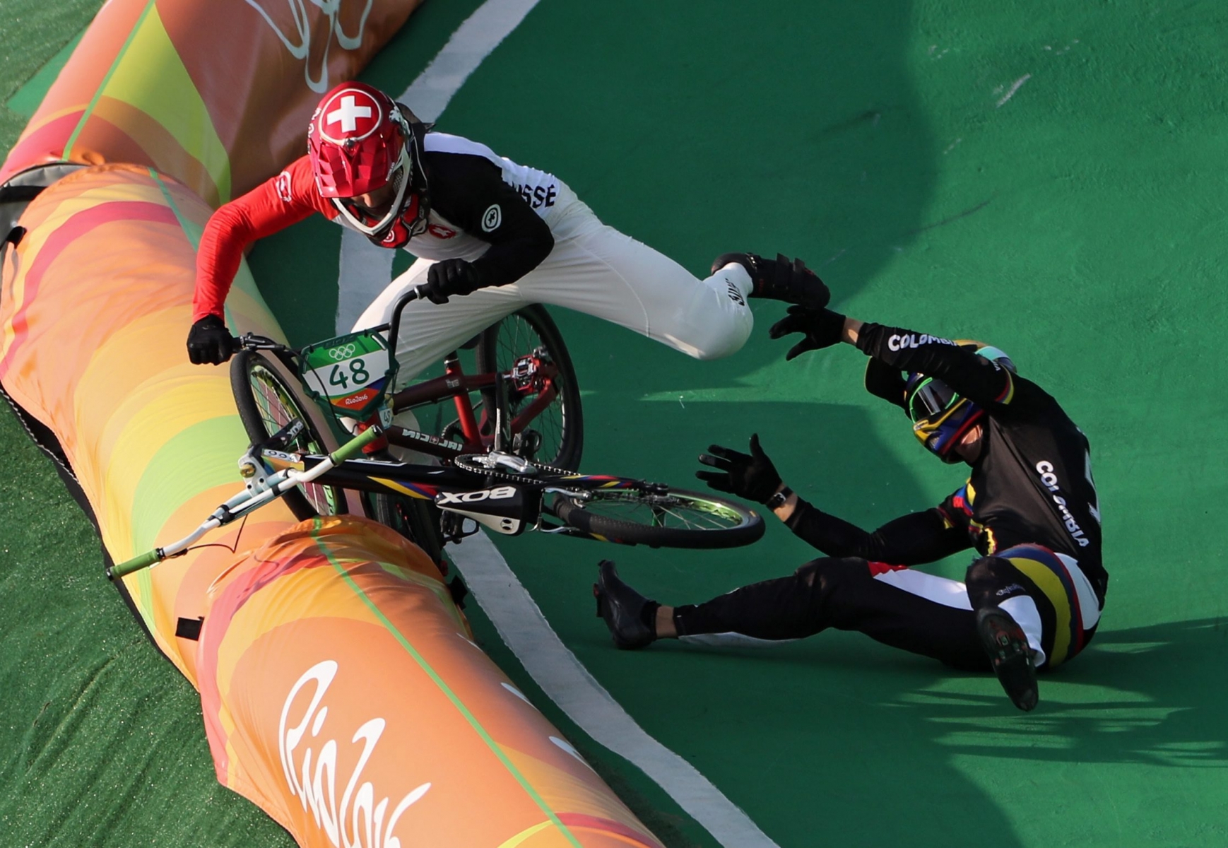 epa05499597 David Graf of Switzerland (L) and Carlos Mario Oquendo Zabala of Colombia (R) crash during a men's BMX Cycling Semi final competition of the Rio 2016 Olympic Games at the Olympic BMX Centre in Rio de Janeiro, Brazil, 19 August 2016.  EPA/FAZRY ISMAIL BRAZIL RIO 2016 OLYMPIC GAMES
