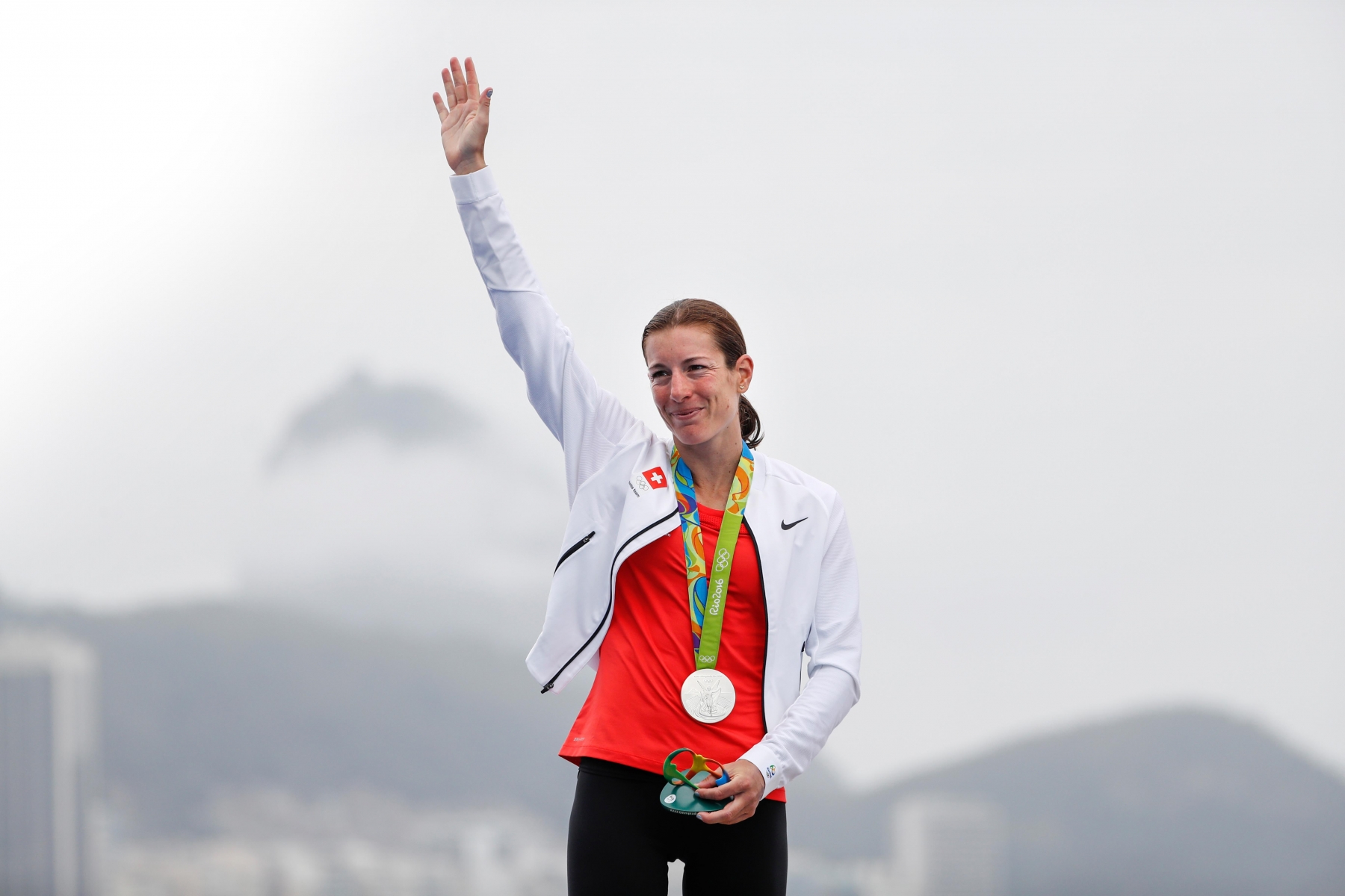 Silver medal winner Nicola Spirig of Switzerland reacts on the podium after the womenâÄÙs Triathlon in Fort Copacabana at the Rio 2016 Olympic Summer Games in Rio de Janeiro, Brazil, pictured on Saturday, August 20, 2016. (KEYSTONE/Peter Klaunzer) BRAZIL RIO OLYMPICS 2016 TRIATHLON TEAM SWITZERLAND