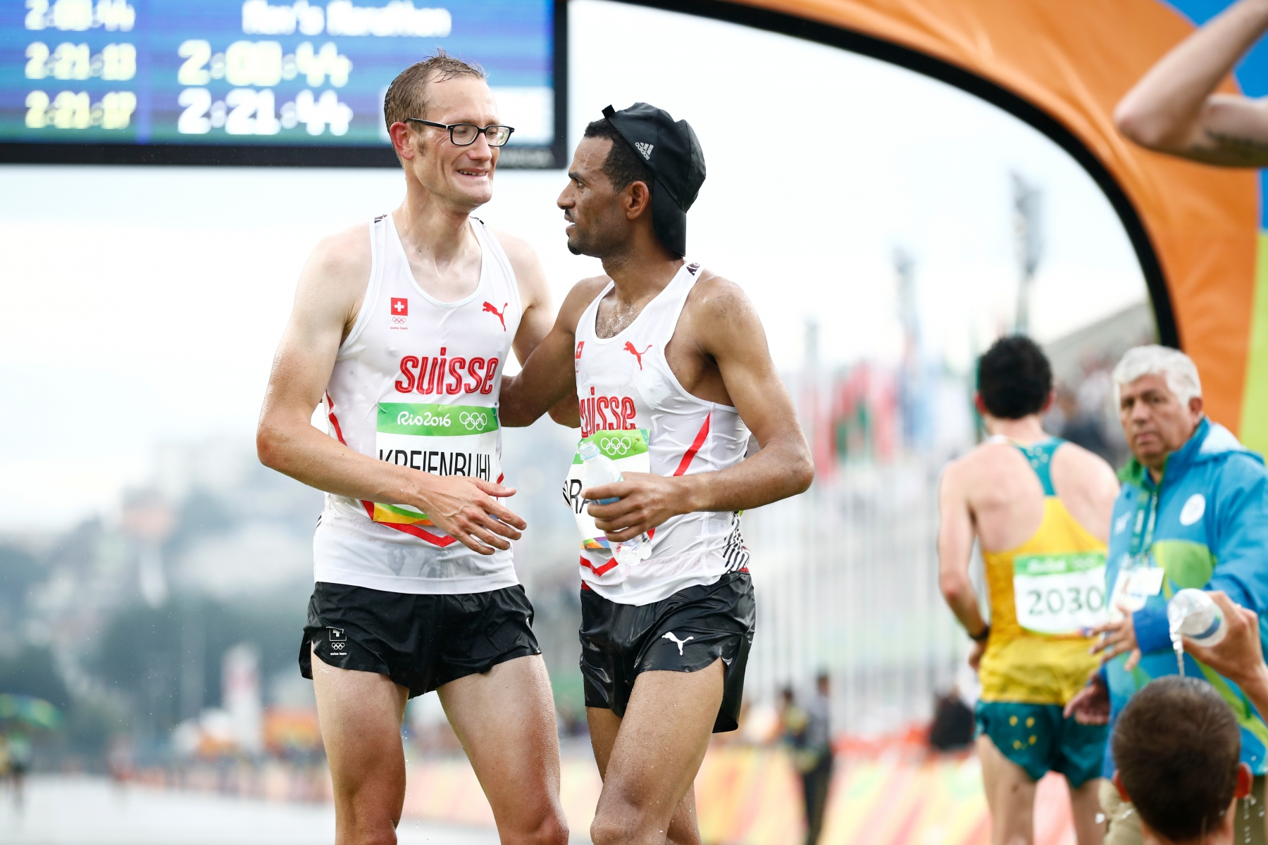 Tadesse Abraham of Switzerland, right, and Christian Kreienbuhl of Switzerland, left, in the men's Marathon race of the Rio 2016 Olympic Games Athletics, Track and Field events at the Sambodromo in Rio de Janeiro, Brazil, 21 August 2016. (KEYSTONE/EPA/Franck Robichon) BRAZIL RIO 2016 OLYMPIC GAMES