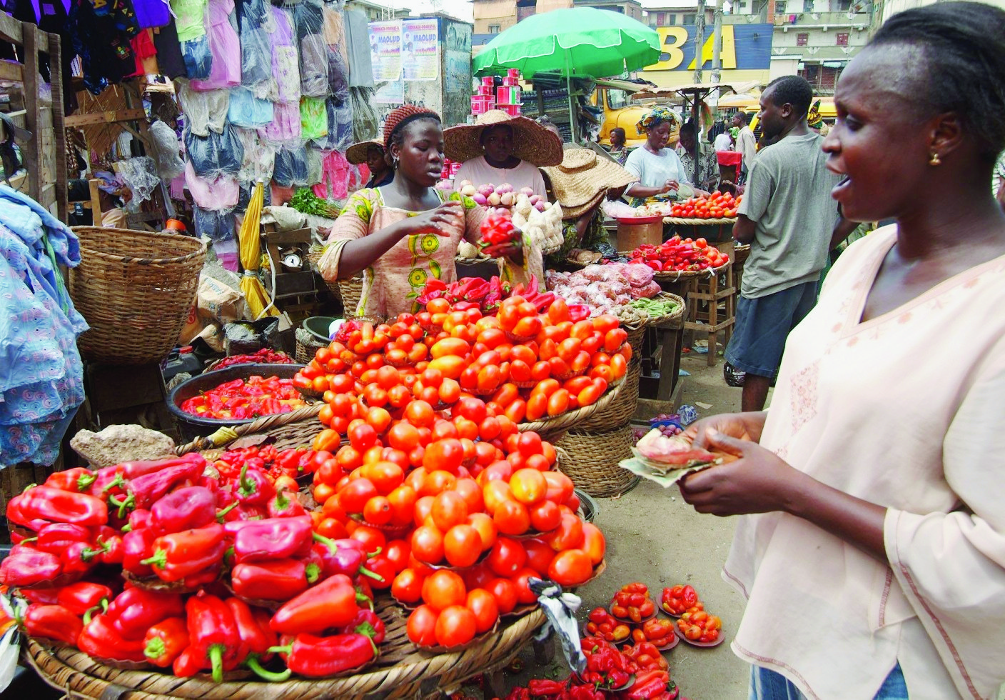 Une place du marche a Lagos

An unidentified women sells fresh vegetables in Lagos, Nigeria, Tuesday, May, 24 2005. The 53-member African Union (AU), then called the Organisation of African Unity, decided in 1963 in Addis Ababa, Ethiopia, to commemorate every May 25 as Africa Day with this year's theme  being "An Efficient and Effective African Union of a new Africa." (KEYSTONE/AP Photo/George Osodi) NIGERIA