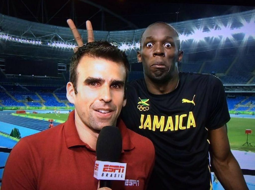 Derrière son dos, Usain Bolt s'est gentiment moqué du journaliste en faisant le pitre.