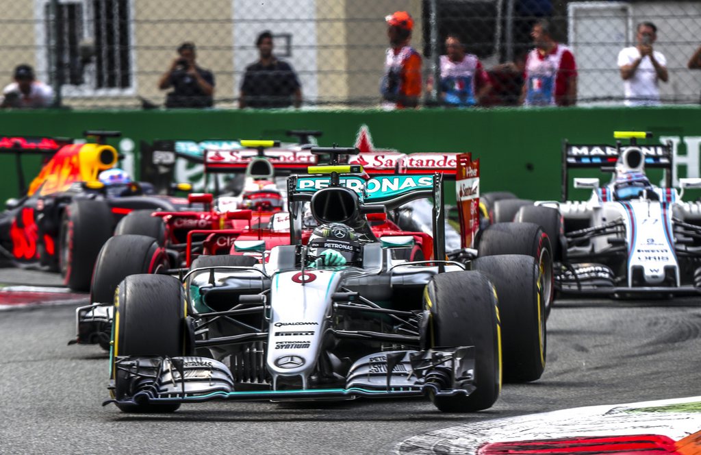 Deuxième sur la grille de départ, Nico Rosberg a remporté le Grand Prix d'Italie devant son coéquipier Lewis Hamilton.