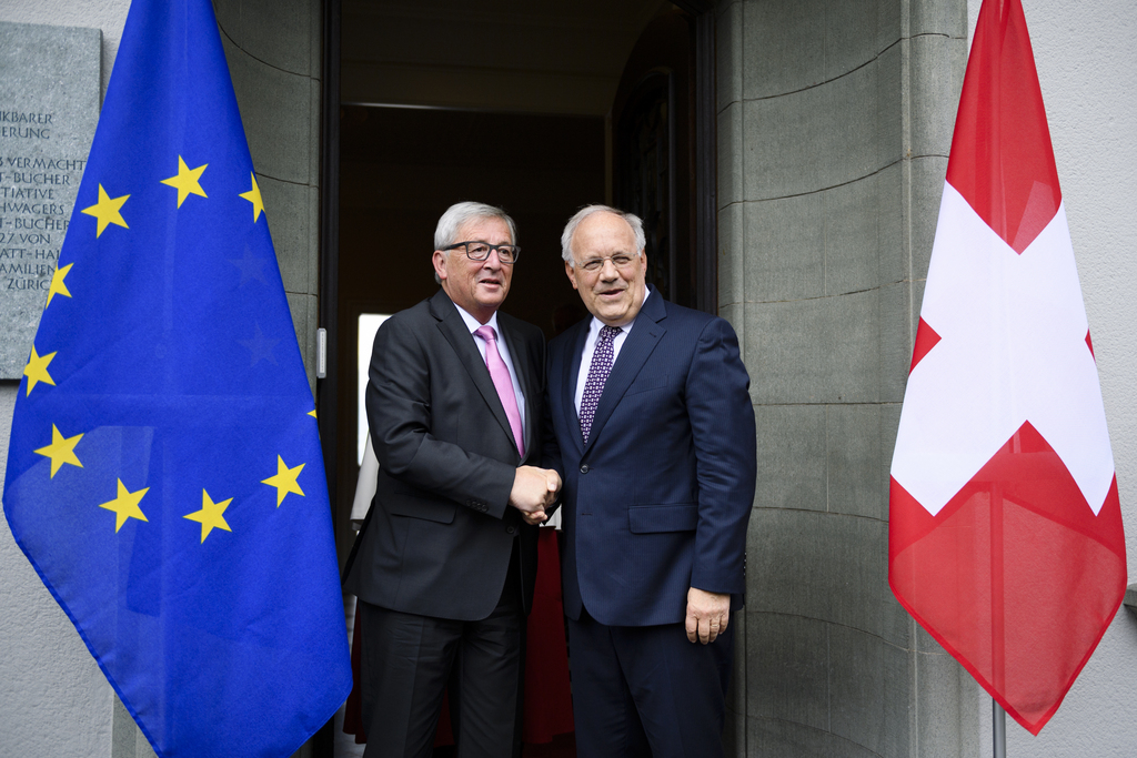 Johann Schneider-Ammann et Jean-Claude Juncker ont le sourire, mais les discussions sur l'immigration de masse sont tendues.