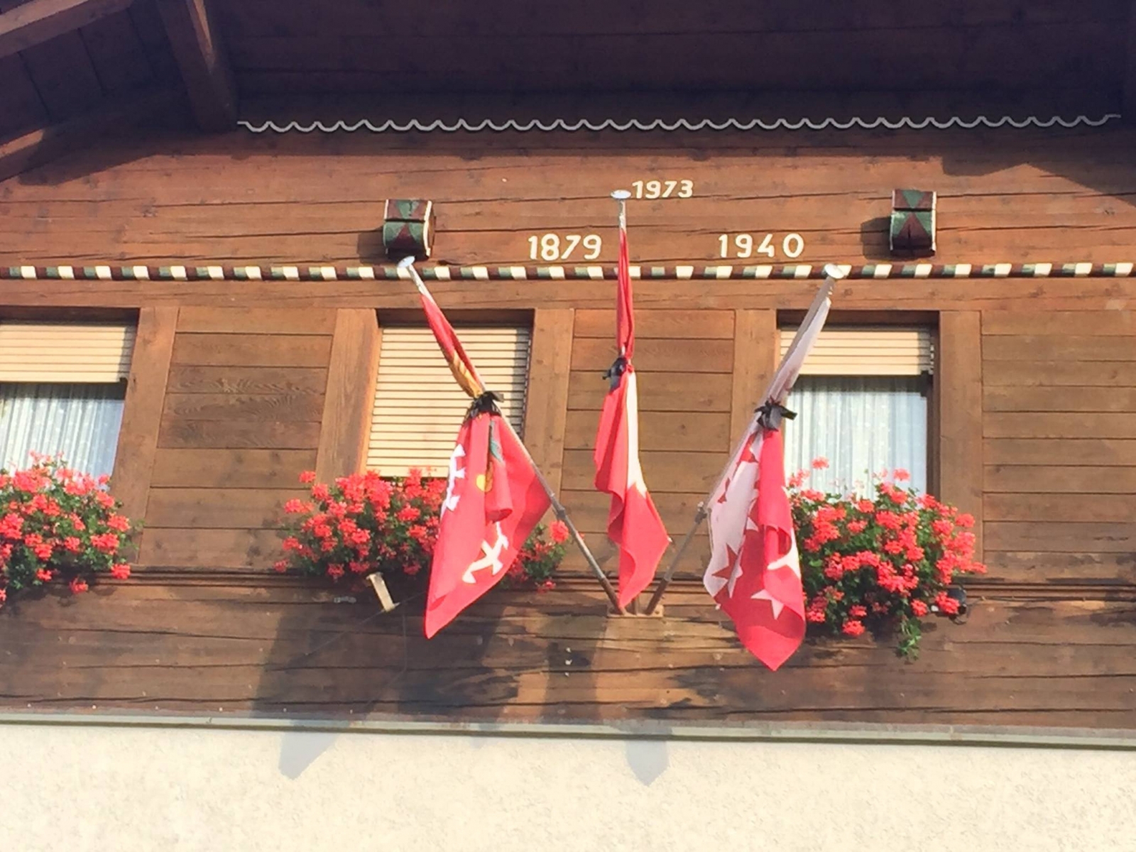 Les drapeaux en berne à Mollens suite au décès de deux figures de la commune.