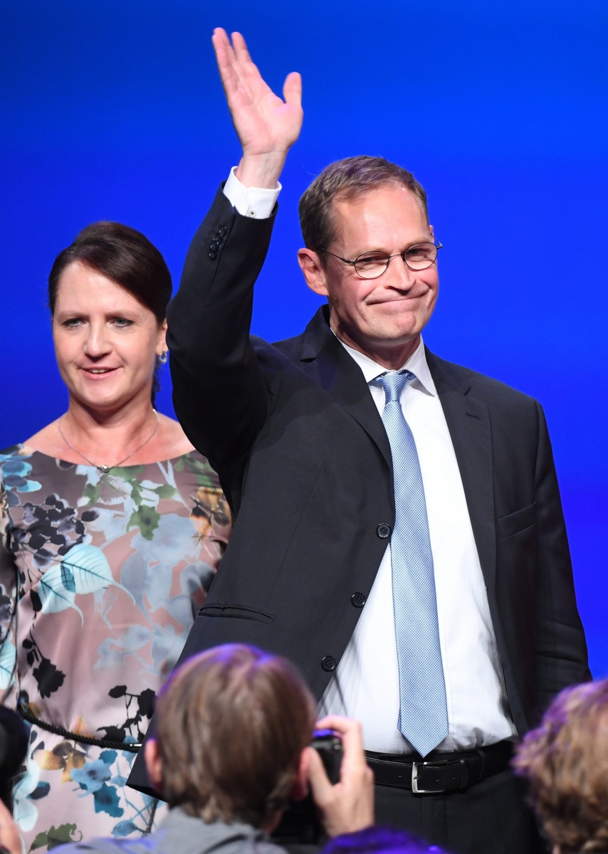 epa05546461 The Governing Mayor of Berlin and leading candidate Michael Mueller (R) waves next to his wife Claudia (L) as the first election results are called in Berlin, Germany, 18 September 2016.  EPA/BERND VON JUTRCZENKA GERMANY REGIONAL ELECTIONS BERLIN