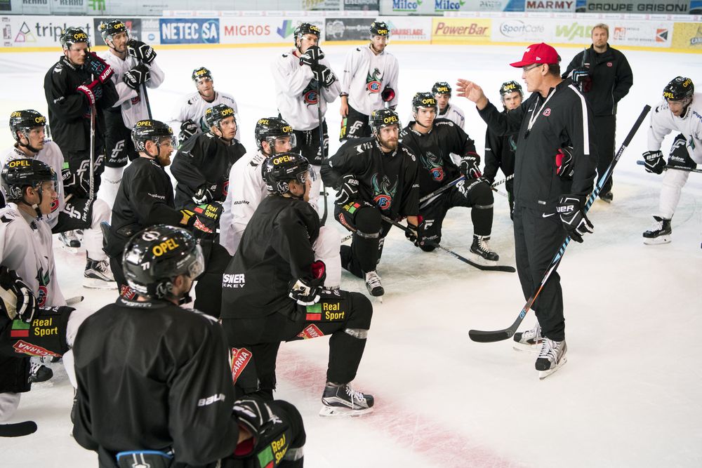 Larry Huras a fait connaissance avec ses joueurs lundi matin. Il coachera Fribourg pour la première fois mardi soir à Martigny.