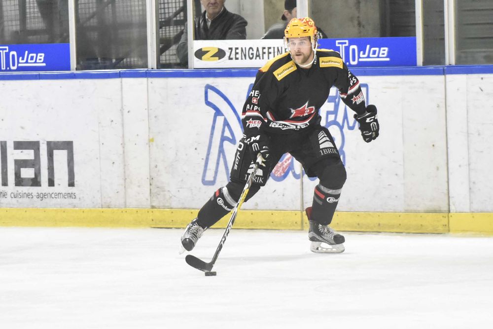 Jacob Berglund a inscrit les deux premiers buts du HC Red Ice.