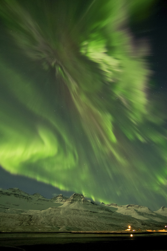 Les aurores boréales étaient particulièrement fortes ce mercredi et les autorités de Reykjavik ont pris la décision d'éteindre la lumière.