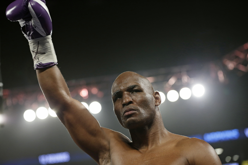 Bernard Hopkins affiche à son palmarès 55 victoires, dont 32 avant la limite, sept défaites et deux nuls.