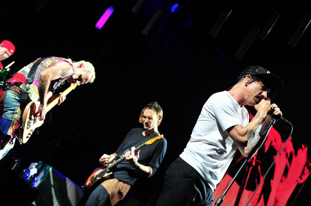 Les Red Hot Chili Peppers sur scène, ici à Hambourg , et Josh Klinghoffer à la guitare. 