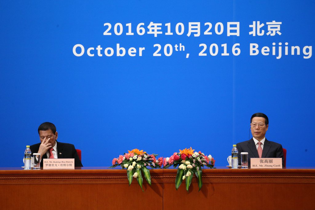Après un sommet avec son homologue chinois Xi Jinping (à droite), le président philippin a annoncé la rupture.