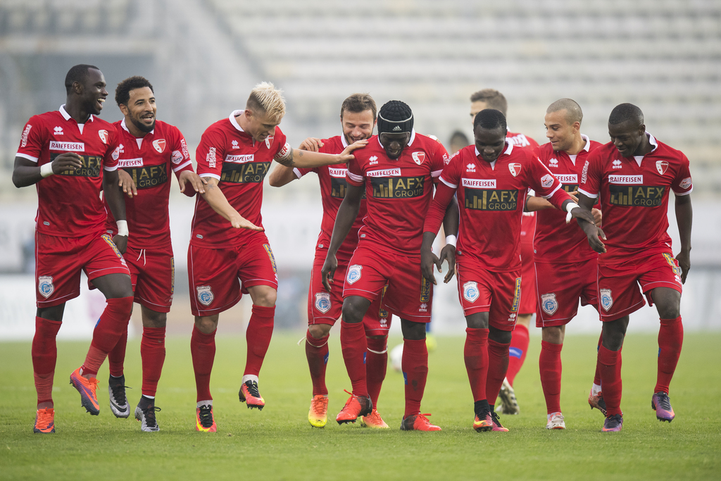 Le joueur valaisan Reto Ziegler, centre, fete son 2eme but avec ses coequipers, lors de la rencontre de football de Super League entre le FC Lausanne-Sport et FC Sion, ce dimanche, 23 octobre 2016, a Lausanne. (KEYSTONE/Jean-Christophe Bott)