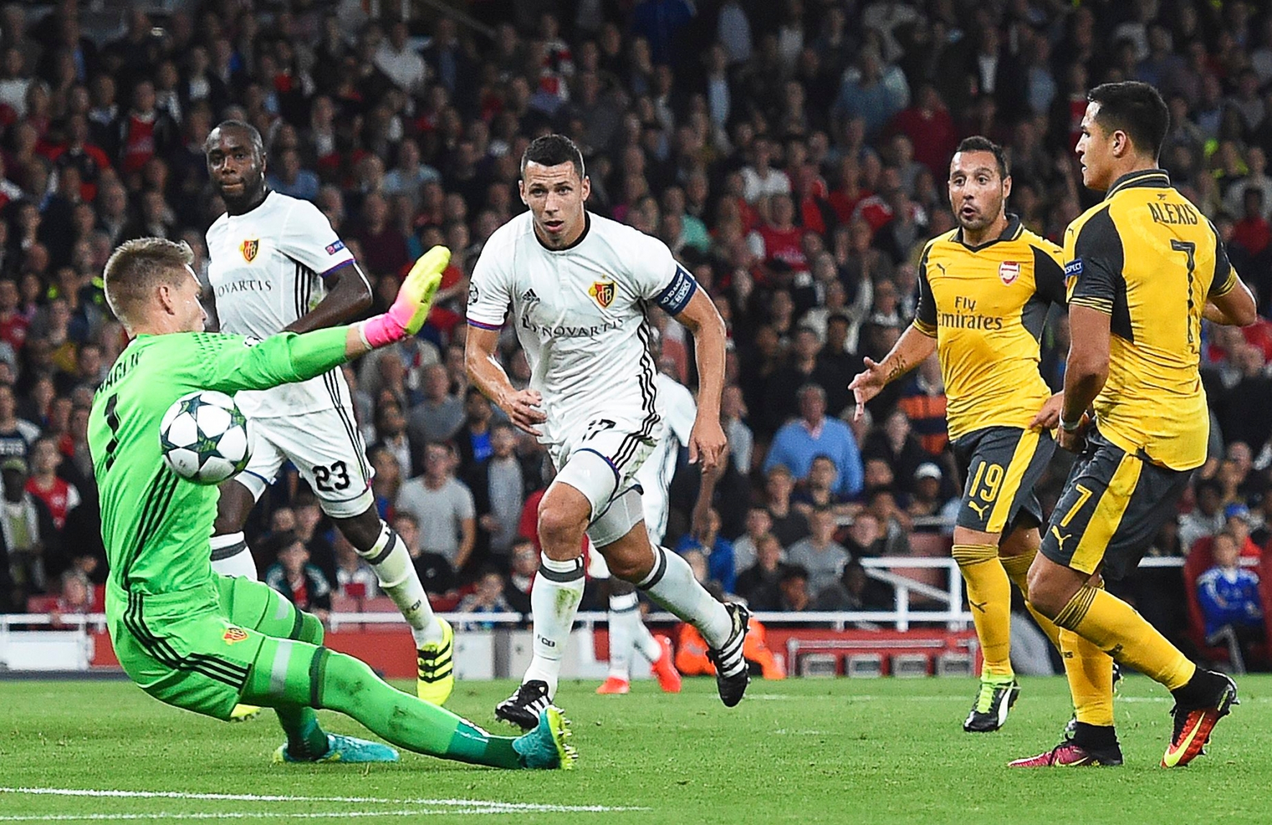 epa05560783 Basel's goalkeeper Tomas Vaclik (L) saves a shot from Alexis Sanchez (R) of Arsenal during the UEFA Champions League group A soccer match between Arsenal FC and FC Basel in London, Britain, 28 September 2016.  EPA/FACUNDO ARRIZABALAGA BRITAIN SOCCER UEFA CHAMPIONS LEAGUE