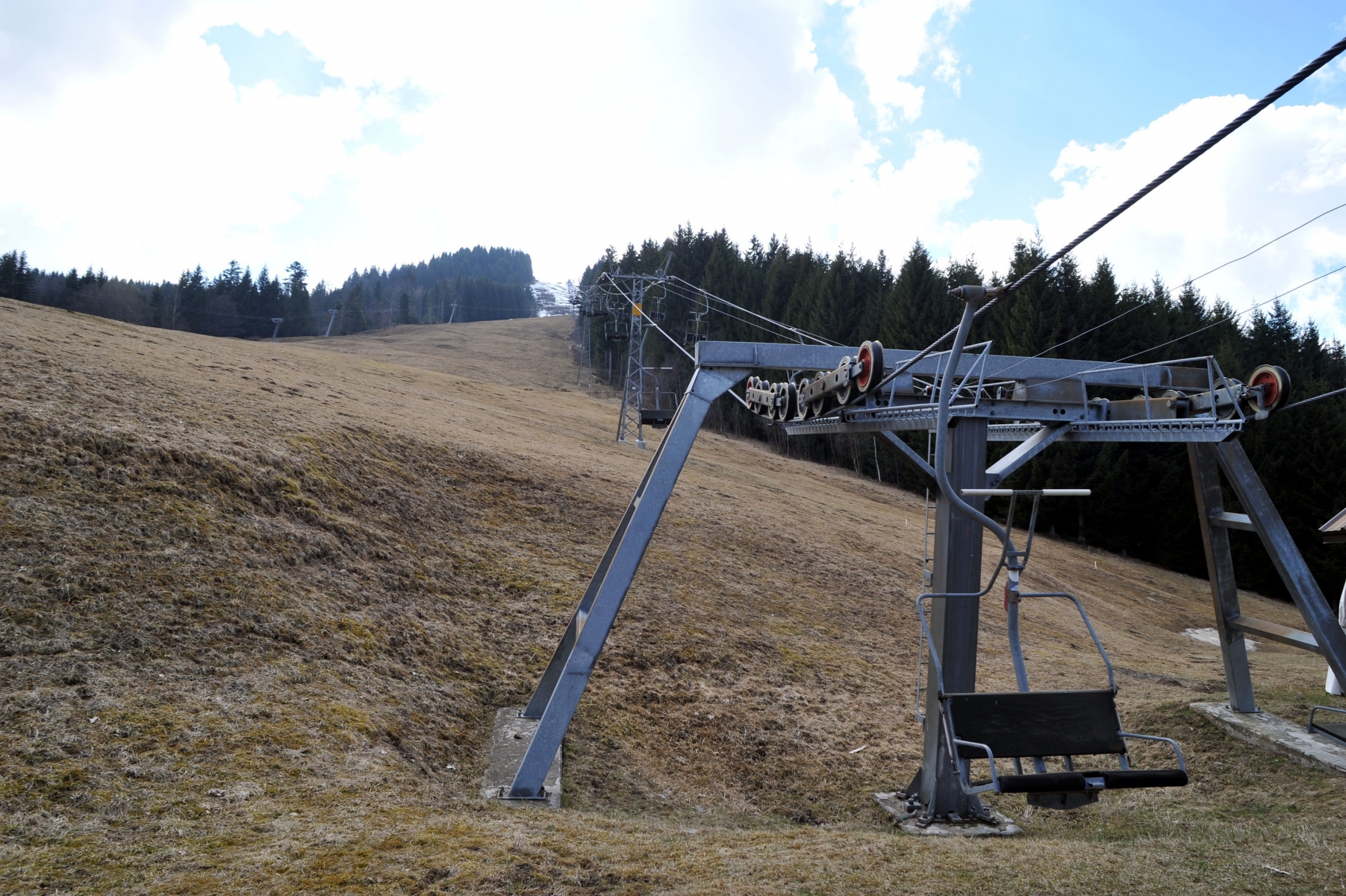 Un enneigement artificiel pourrait permettre à Télé-Torgon S.A. d'exploiter le domaine de la Jorette jusqu'à Pâques et non de devoir boucler la saison d'hiver avant la majorité des autres stations, comme c'est le cas actuellement.



D. Clerc