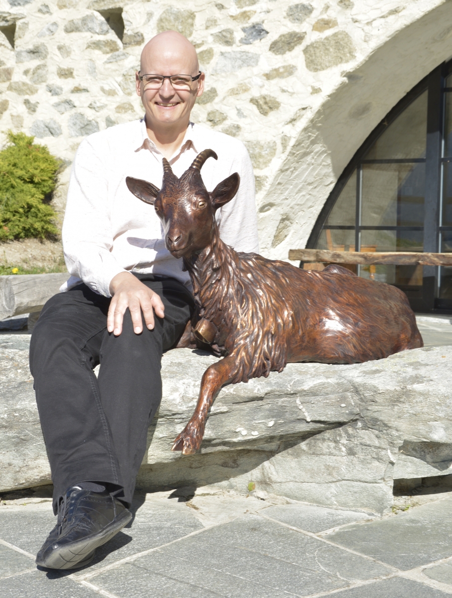 Roger Gaspoz sculpte une chèvre pour Mase. DR
