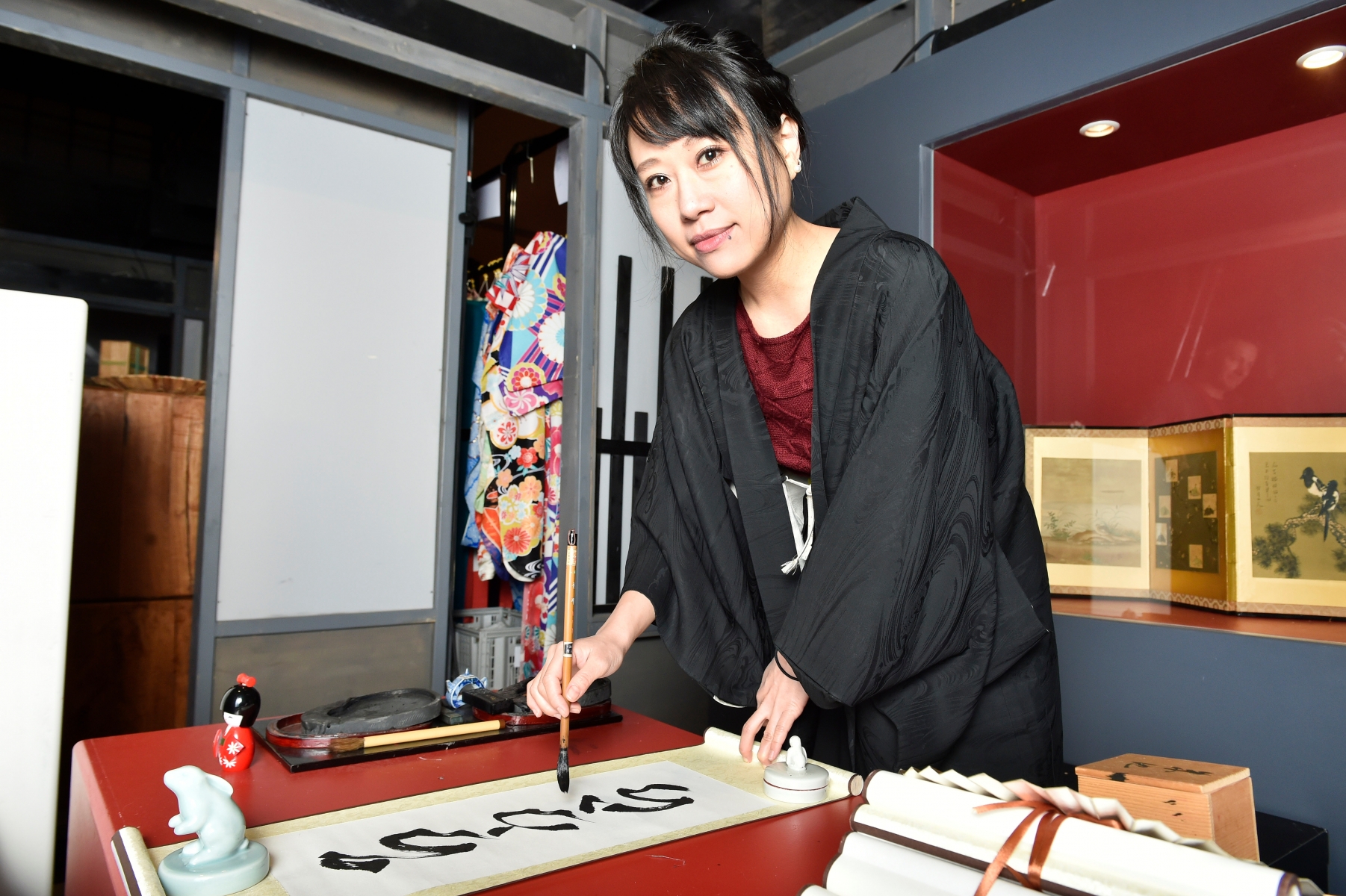 Martigny - 2 octobre 2016 - Annco Miura, artiste calligraphe japonnaise, à l'Expo du Japon de la Foire du Valais.  (Le Nouvelliste/ Héloïse MARET)