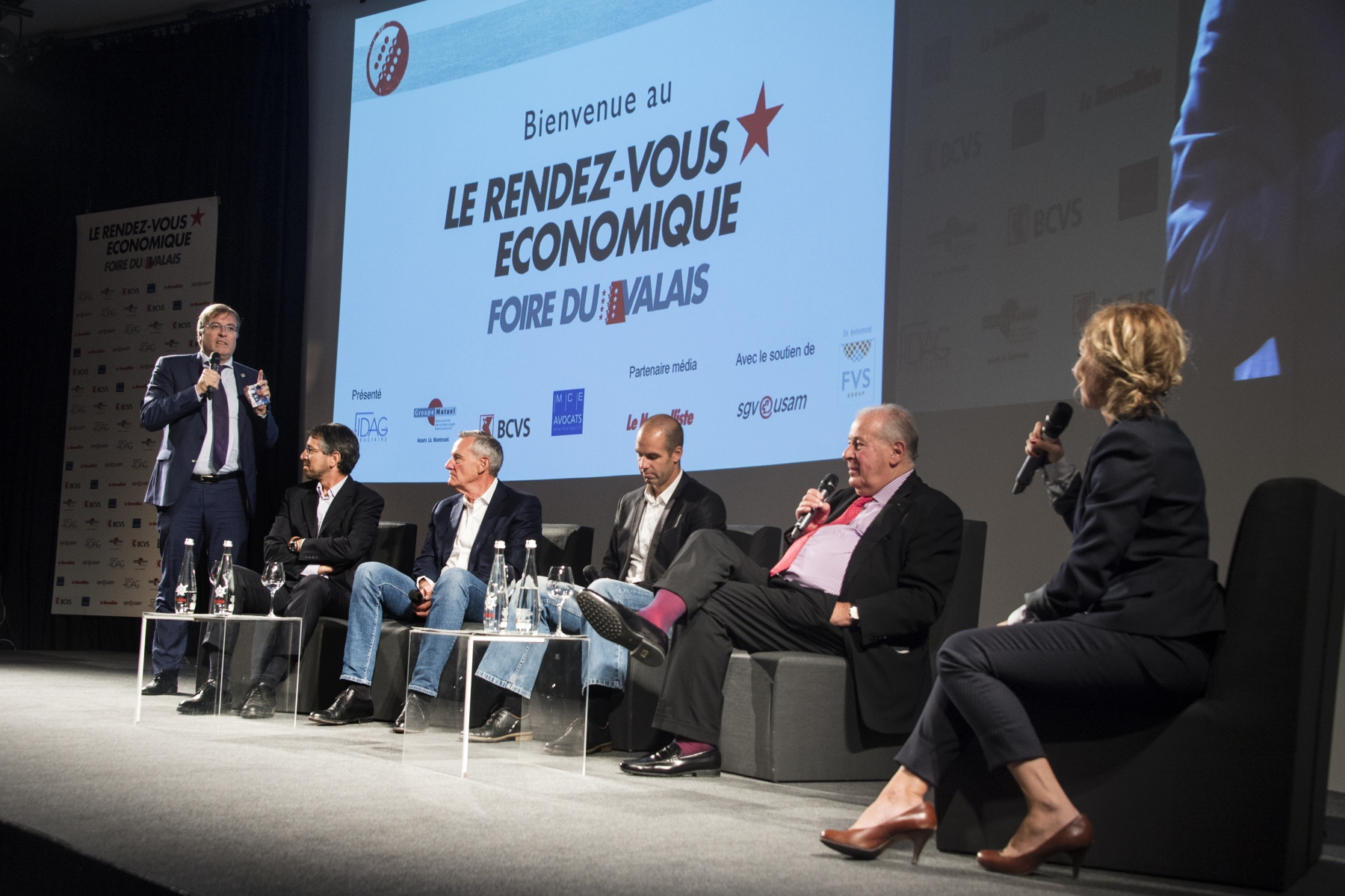 Martigny - 6 octobre  2016 - Foire du Valais - Journée de l'économie - Table ronde "Les grands défis du sport international" modérée par Sandra Jean (directrice du Nouvelliste) - avec Patrick Délétroz (journaliste RTS), Michel Thétaz (directeur Iam Cycling), Didier Défago (champion olympique de descente) et  Me François Carrard (président du comité des réformes de la FIFA. Photo: Sabine Papilloud) ECONOMIE24