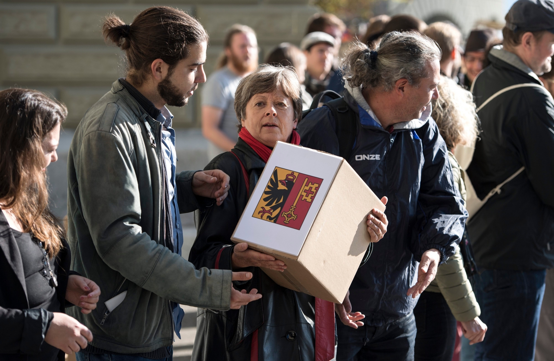 Nationalraetin Margret Kiener-Nellen, SP-BE, Mitte, sowie weitere Personen vom Referendumskomitee "Nein zur USR III" reichen das Referendum gegen die Unternehmenssteuerreform III ein, am Donnerstag, 6. Oktober 2016, in Bern. (KEYSTONE/Peter Schneider) SCHWEIZ REFERENDUM UNTERNEHMENSSTEUERREFORM III