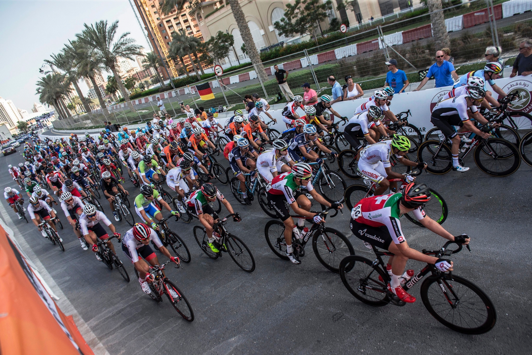 epa05583730 Riders of the Swiss team (front R) lead the pack during the Men's Under 23 Road Race over 166km of the 2016 UCI Road Cycling World Championships in Qatar, Doha, 13 October 2016.  EPA/OLIVER WEIKEN QATAR ROAD CYCLING WORLD CHAMPIONSHIPS 2016