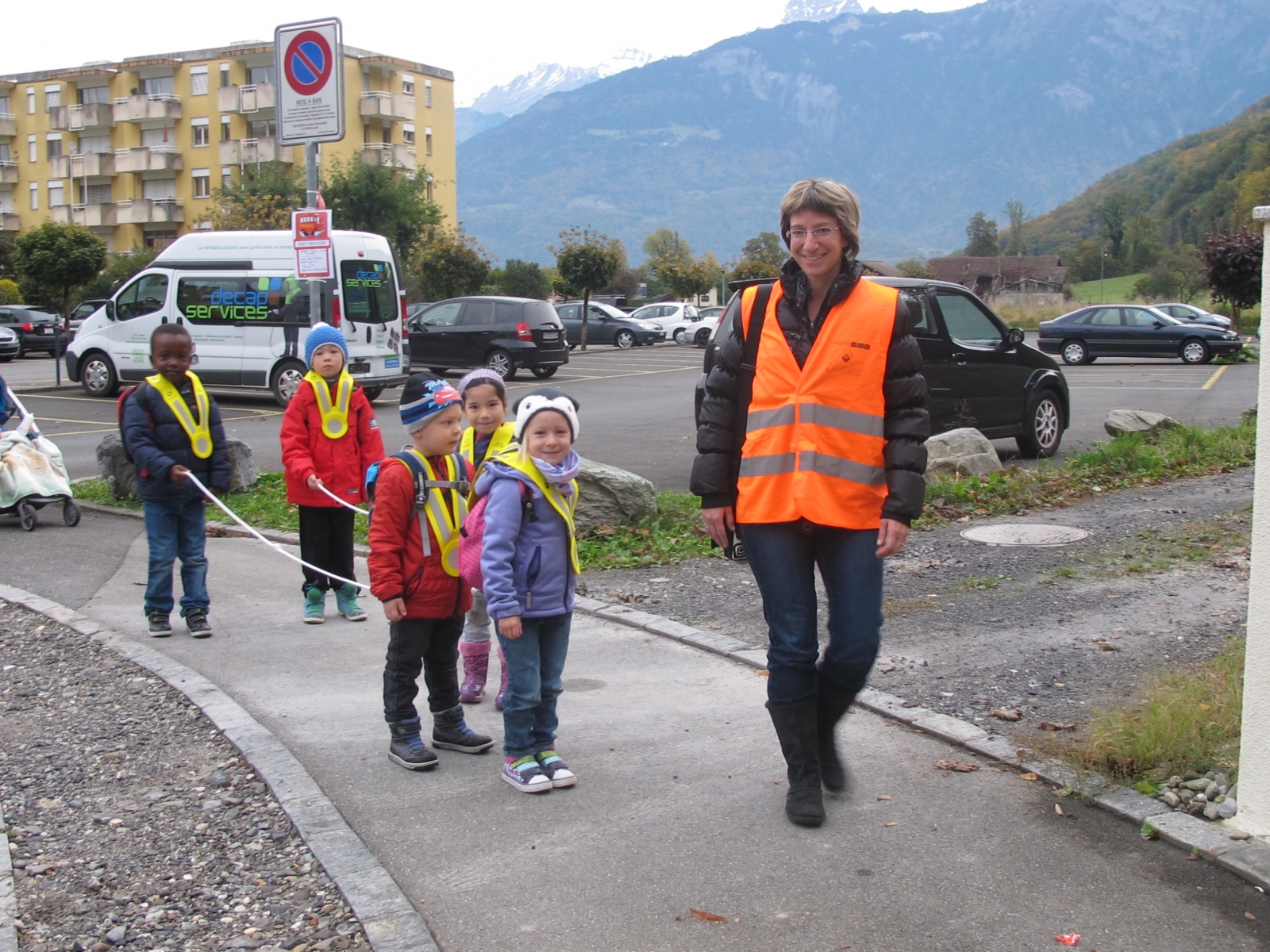 Maman de la petite Noémie, Corinne a été la première conductrice à prendre son service sur la nouvelle ligne Pédibus de Monthey. Le Nouvelliste