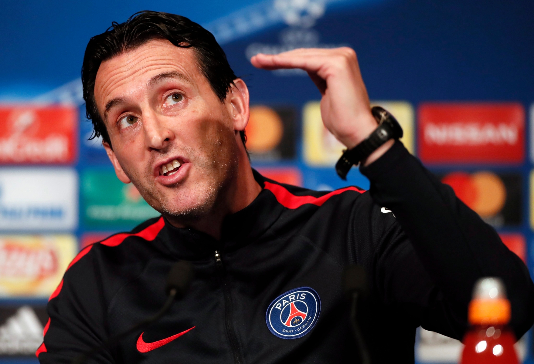 epa05590305 Paris Saint Germain head coach Unai Emery speaks to media during a press conference at the Parc des Princes stadium in Paris, France, 18 October 2016. Paris Saint Germain (PSG) will face FC Basel on 19 October during their Champions league group A match.  EPA/IAN LANGSDON FRANCE SOCCER UEFA CHAMPIONS LEAGUE