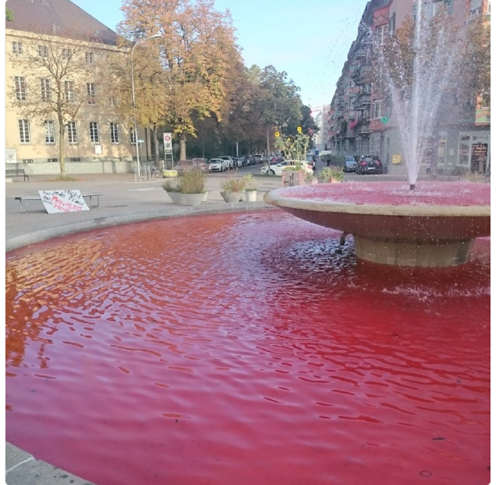 L'eau de 13 fontaines a été colorée en rouge.