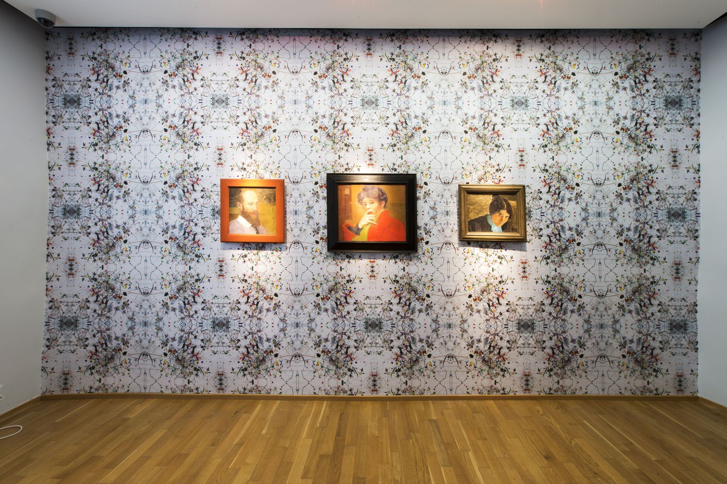 Au Musée d'art du Valais, les oeuvres de Marguerite Burnat-Provins et d'Ernest Biéler sont exposées sur les papiers peints modernes de Steiner & Lenzlinger.