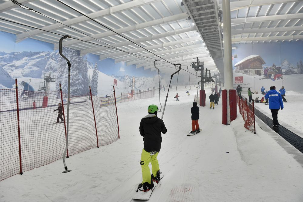 Le Snow Centre de Hemel Hempstead comprend notamment deux pistes de ski, dont la plus grande du Royaume-Uni destinée aux débutants. Elle est, pour une durée de trois ans, marquée avec un panorama des Alpes valaisannes.