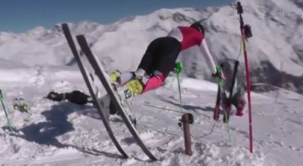 Un skieur prend la pose pour le "Mannequin Challenge".