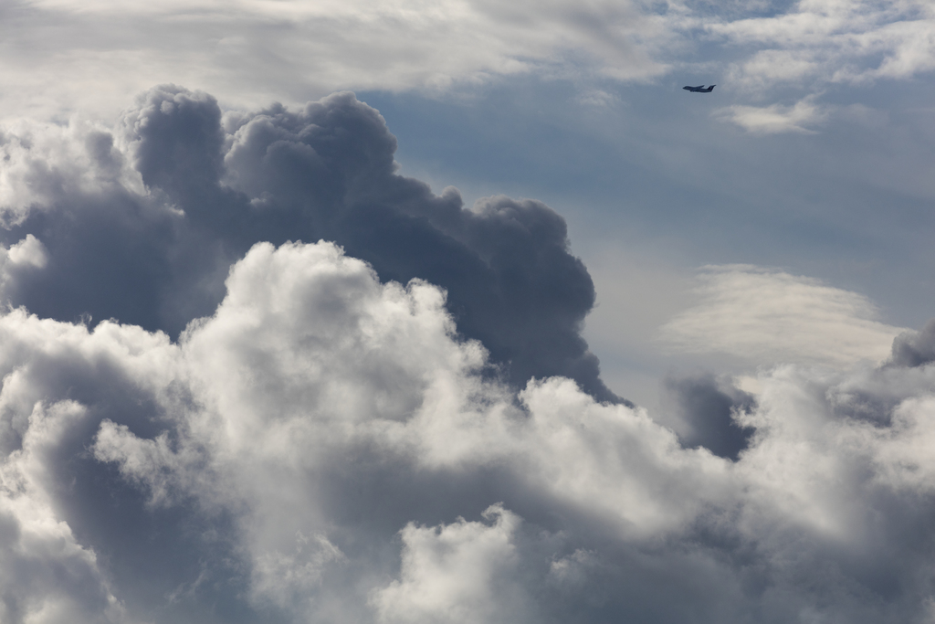 Plus un nuage est blanc, plus il reflétera les rayons du soleil vers l'espace.