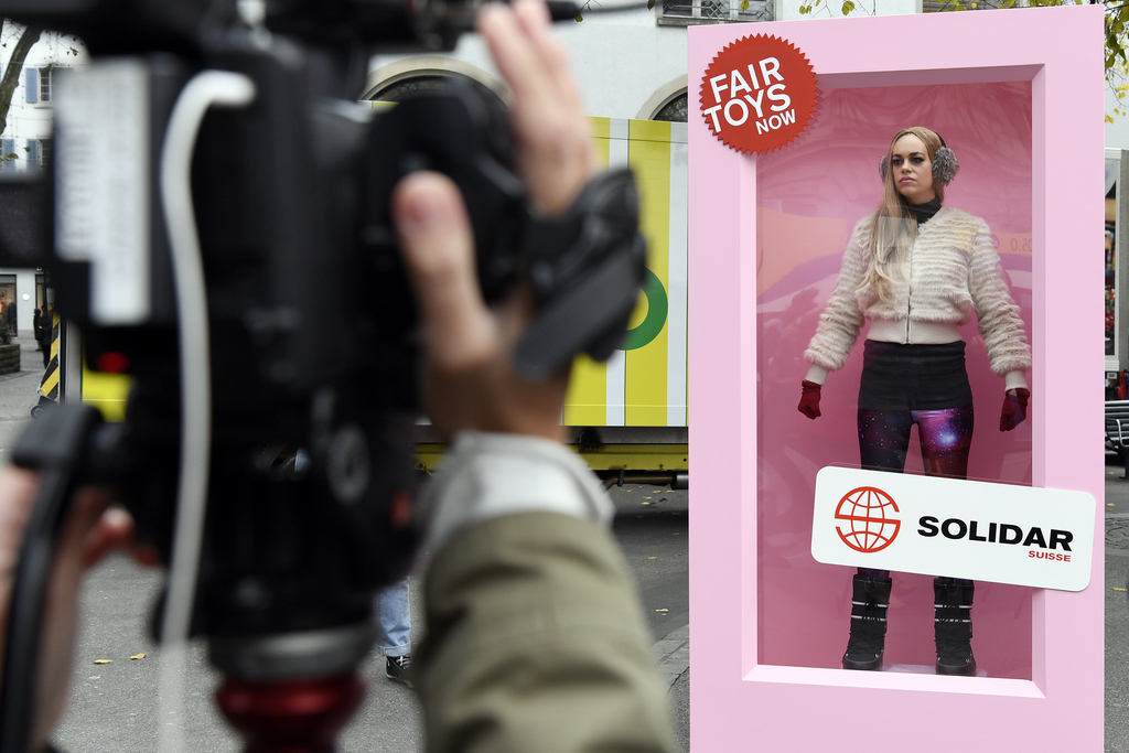 Une Barbie vivante est apparue ce mardi matin dans un emballage géant sur la Paradeplatz, à Zurich. Elle a dénoncé les conditions de travail dans les usines de jouets chinoises.