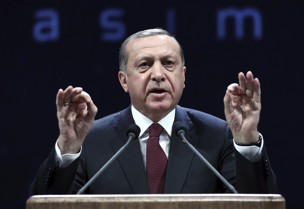 "Ecoutez-moi bien. Si vous allez plus loin, ces frontières s'ouvriront, mettez-vous ça dans la tête", a déclaré le président turc.