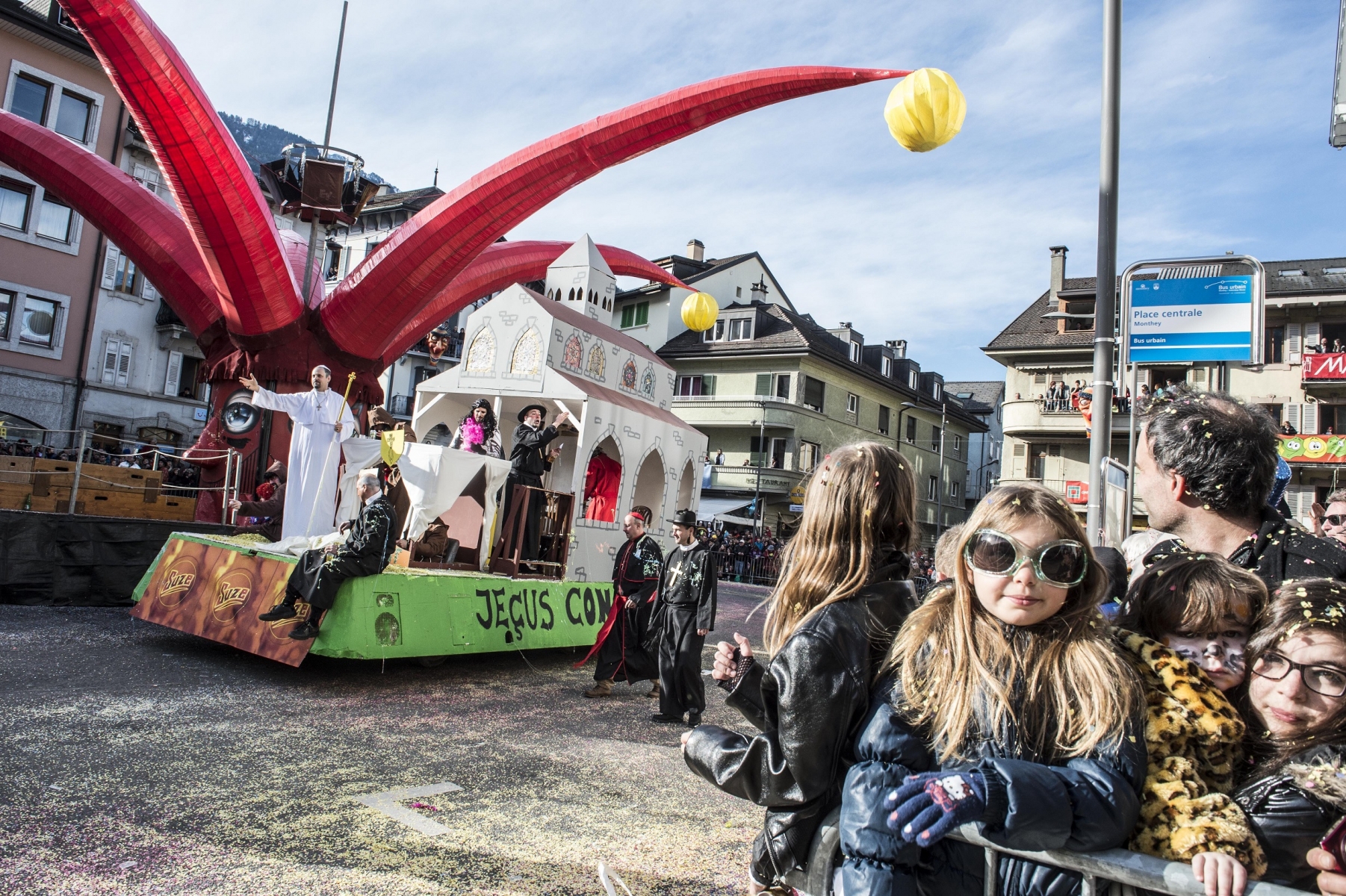 Les chars et les groupes participant au cortège du dimanche paraderont comme de coutume autour du grand triboulet sur la place Centrale.