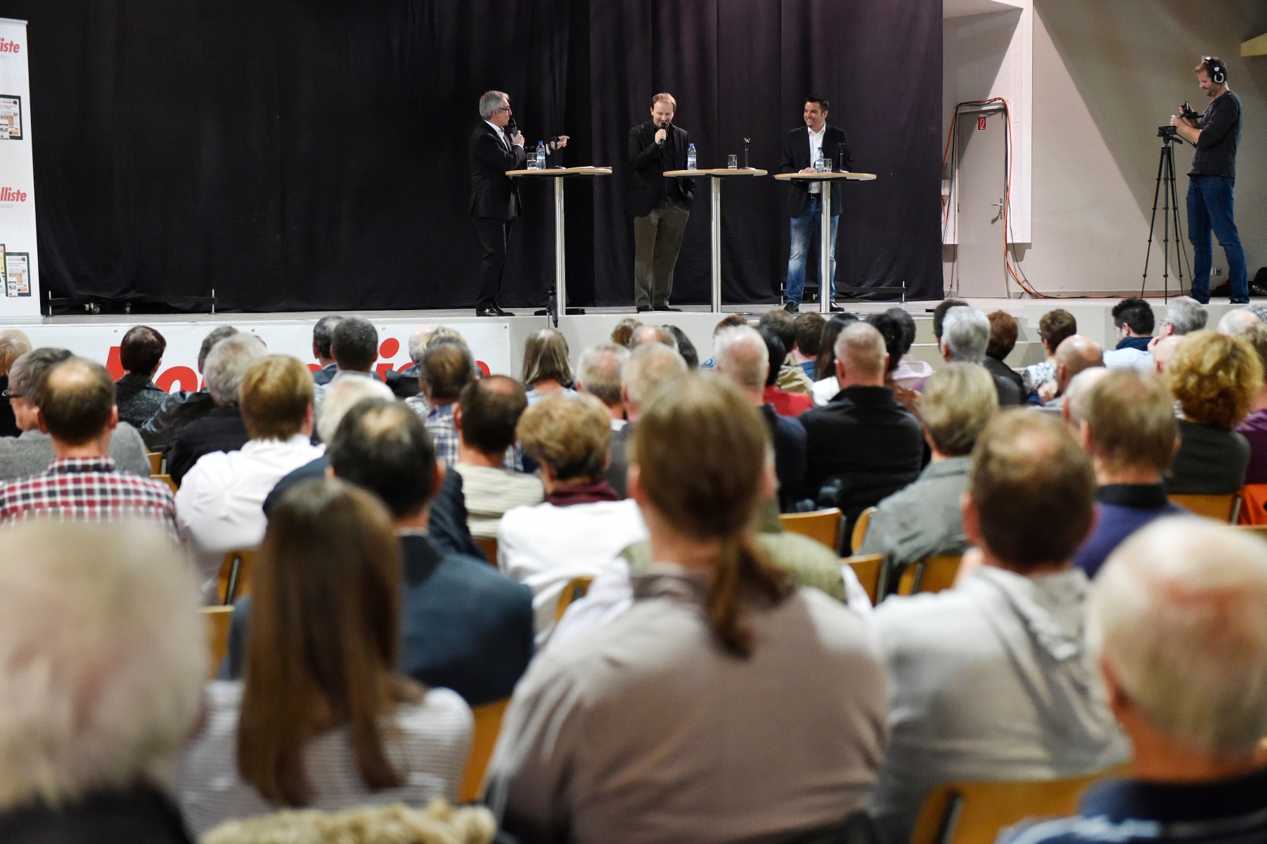 Savièse - 27 octobre 2016 - Débat NF public pour la présidence. Michel Dubuis, président (Entente) face à Sylvain Dumoulin (PDC). Ici, Michel Dubuis, Vincent Fragnière et Sylvain Dumoulin. (Le Nouvelliste/ Héloïse MARET)