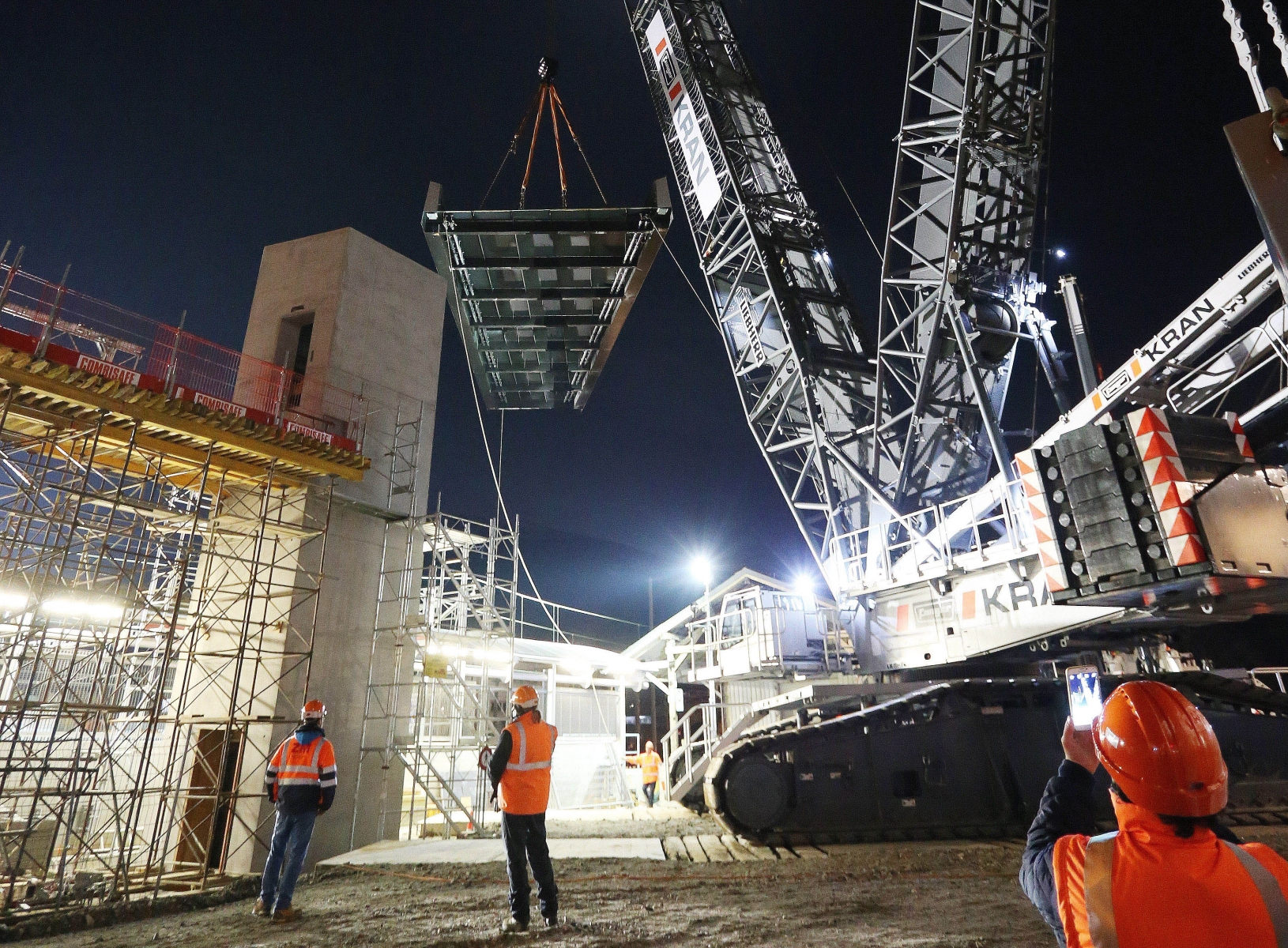 Gigantesque la pose des passerelles du chantier de la gare à Sierre.